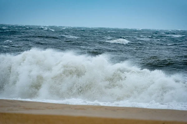 Güçlü kasırga Hermine dalgalardan — Stok fotoğraf
