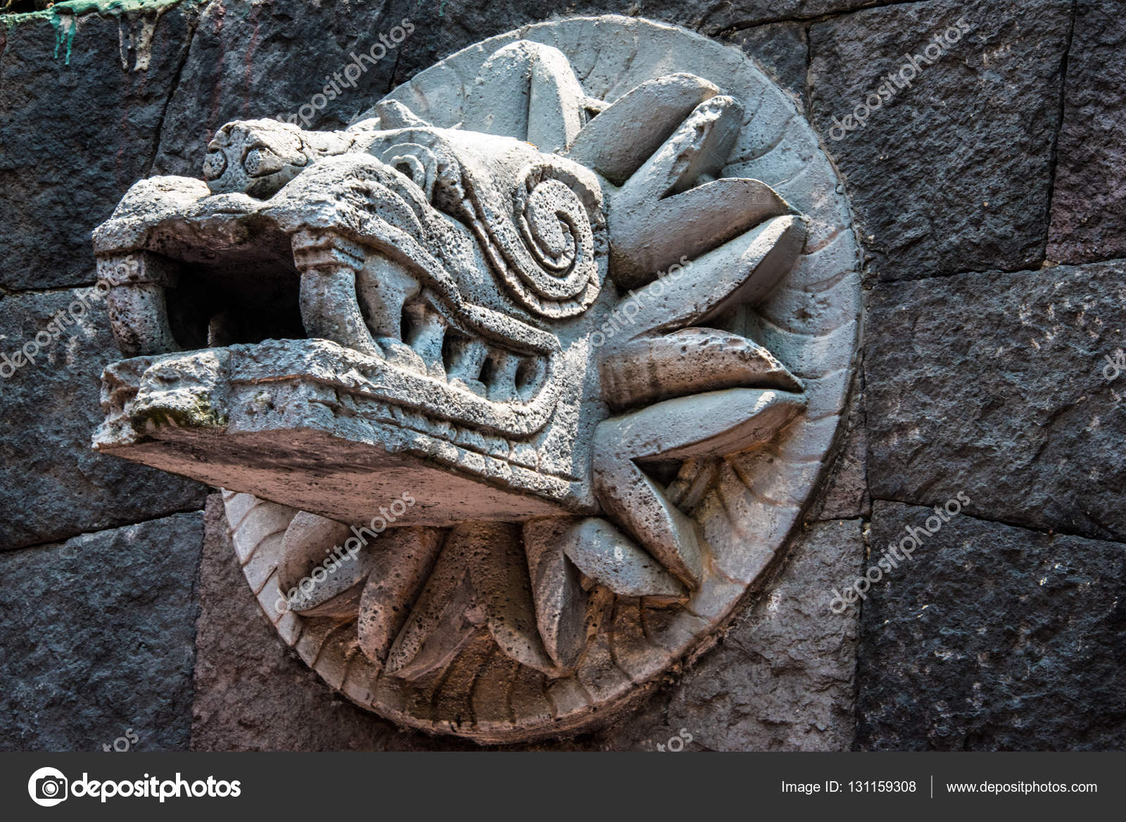 Antigua talla de piedra de Quetzalcoatl — Foto de stock © arqramos