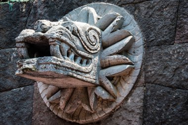 Quetzalcoatl eski taş oyma