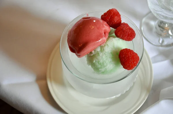 Meyveli dondurma ile taze ahududu