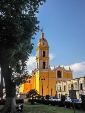 Parlak sarı cephe San Apostolo Kilisesi