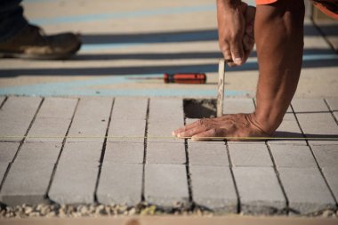 Beton tuğla döşeme adam görünümünü kapat