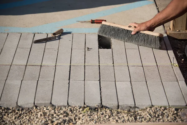 Tuğla fırça ile süpürme adam görünümünü kapat