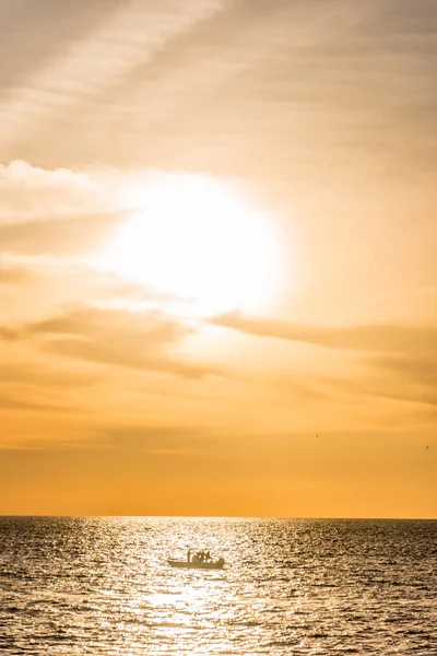 Tropikal bir Okyanusu üzerinden renkli turuncu günbatımı