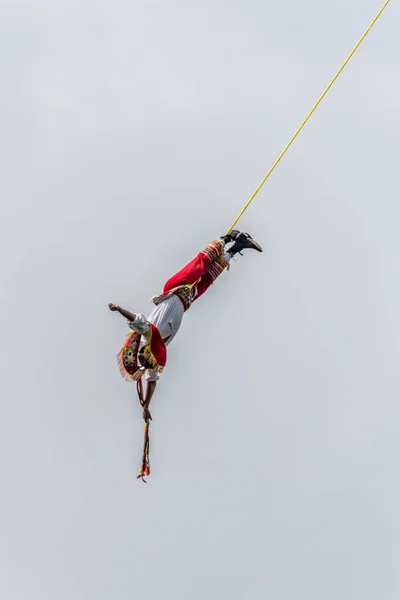 Ciudad de México, México - 17 de junio de 2016: Voladores de Papantla, Danc — Foto de Stock