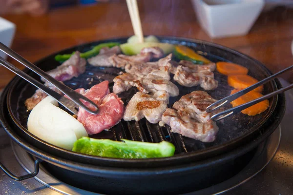 Estilo coreano mezcla verduras a la parrilla y carne Imágenes De Stock Sin Royalties Gratis