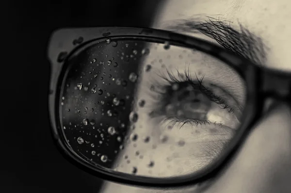 Regen druppels op de bril, zwart-wit — Stockfoto