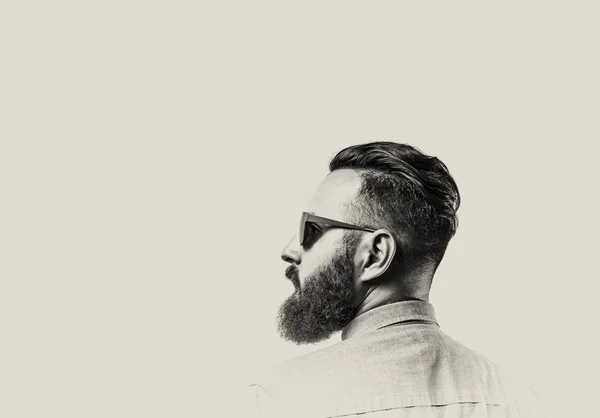 Бородатий чоловік в окулярах — стокове фото