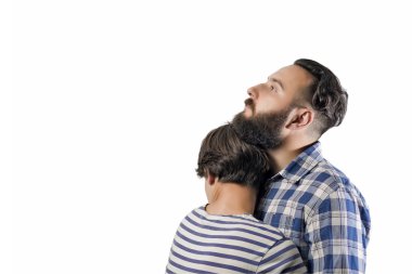 Sakallı adam ve kız kucaklama 