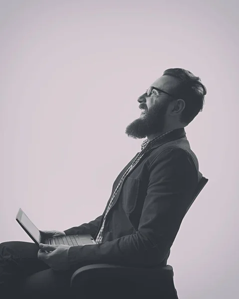 Retrato de un hombre barbudo y risueño — Foto de Stock