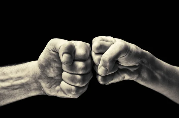Чорно-білий зіткнення двох кулаків — стокове фото