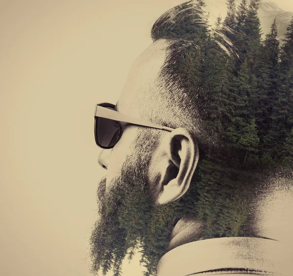 Retrato de um homem barbudo com múltiplas exposições . — Fotografia de Stock