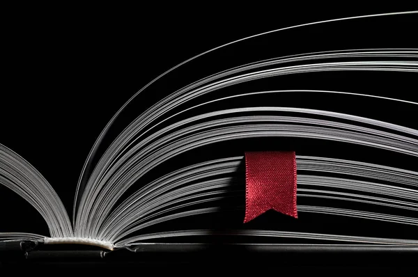 Otwarta książka z czerwoną zakładką — Zdjęcie stockowe