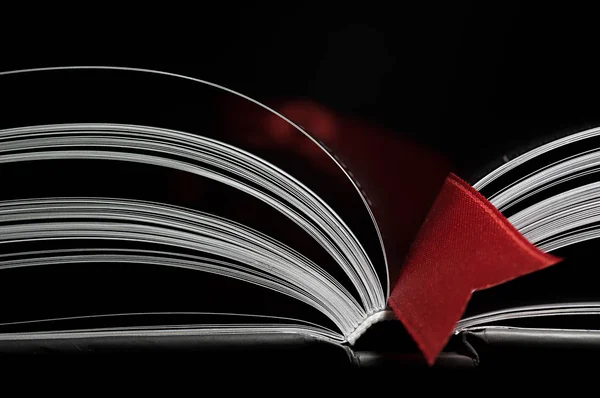 Відкрита книга з червоною закладкою — стокове фото