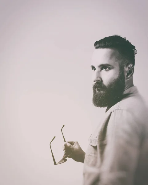 Portrait d'un homme barbu avec des lunettes à la main — Photo