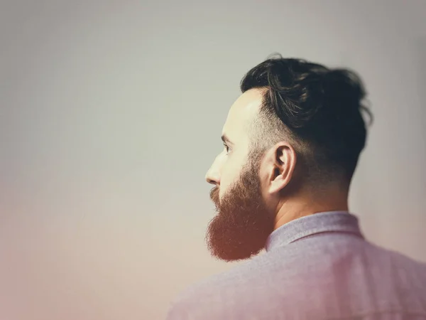 Retrato de un hombre barbudo — Foto de Stock