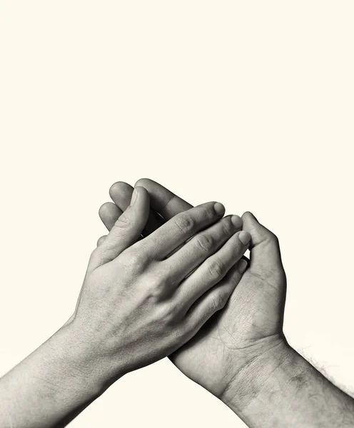 Αρσενική χέρι κρατά την γυναικεία παλάμη. — Φωτογραφία Αρχείου