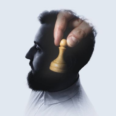 Yönetilebilirlik ve boyun eğme, çözümleri, stratejileri için arama kavramı. Birden fazla poz ışık arka plan üzerinde kullanılarak oluşturulan görüntü.