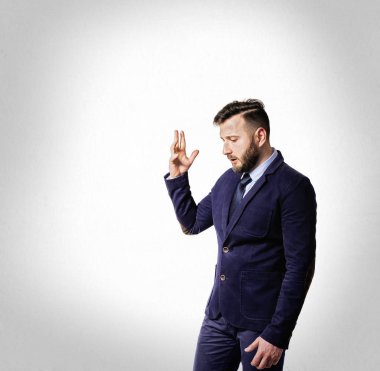 Duygusal diyalog takım elbiseli bir adam. Hafif bir arka plan üzerinde sakallı bir adam portresi.