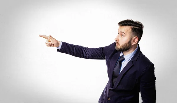 Retrato Homem Barbudo Terno Fundo Claro Ele Aponta Emocionalmente Com — Fotografia de Stock