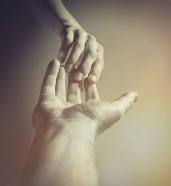 Elveda şu anda iki el duygusal, siyah ve beyaz fotoğraf. İlişkiler kırılma kavramı.