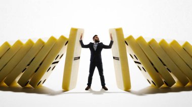 Adam düşen Domino durdurur. Kriz yönetimi kavramı.