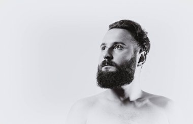 Siyah ve beyaz profilinde sakallı bir adam portresi. Adam şık bir saç kesimi ve temiz bir sakal vardır. 