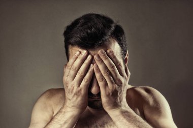 Adam kafasını elinde gömer. Utanç, korku veya başarısızlık kavramını.
