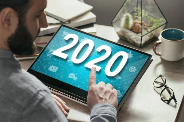 Muž Vybral Rok 2020 Svém Tabletu Nový Rok 2020 Moderních — Stock fotografie