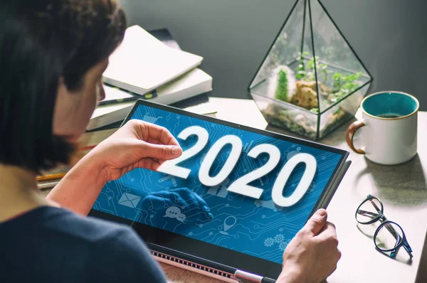 Žena Drží Rok 2020 Svém Tabletu Nový Rok 2020 Moderních — Stock fotografie