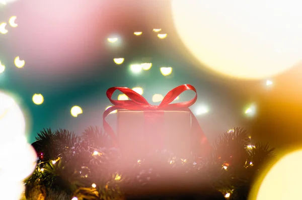 Подарункова Коробка Червоним Бантом Оточенні Різдвяного Декору Затишний Образ Настрій — стокове фото