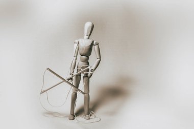 Elinde ip olan tahta kukla esaretten kaçtı. Siyah ve beyaz. Resim