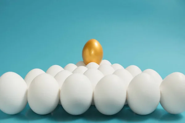 Concepto Individualidad Exclusividad Mejor Elección Huevo Dorado Entre Huevos Blancos — Foto de Stock