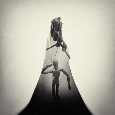 Zihin kontrolü kavramı. Siluet kukla görüntü ile bir pelerin içinde bir kadın. Çift Pozlama.