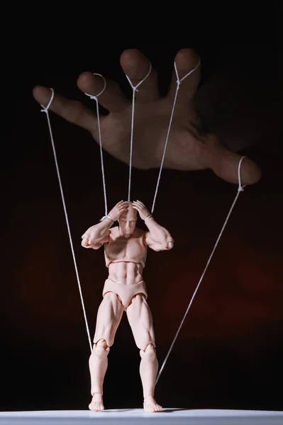 Konsep Kendali Marionette Tangan Manusia Objek Diwarnai Pada Lampu Merah — Stok Foto