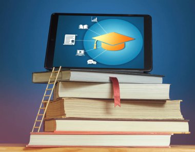 Masasında merdiven ve tablet bilgisayar olan bir yığın kitap. Çevrimiçi eğitim, e-öğrenme, kariyer geliştirme kavramı.
