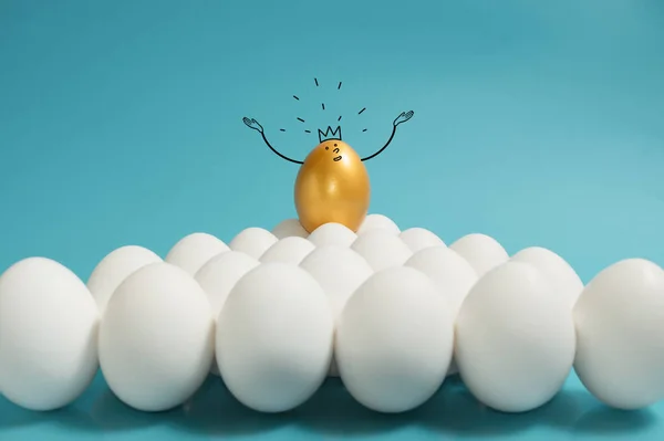 人材採用 人材管理 青い背景に白い卵群の上に冠を持つ1個の黄金の卵 — ストック写真