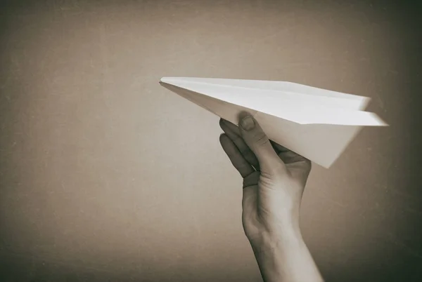 Mano Humana Lanzando Modelo Avión Papel Imagen Blanco Negro — Foto de Stock