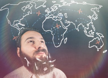 Düşüncelere dalmış sakallı bir adamın portresi tebeşir tahtasında dünya haritası ve uçaklar.. 