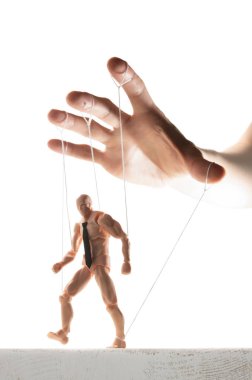 Kontrol kavramı. Marionette insan elinde. Resim beyazda.