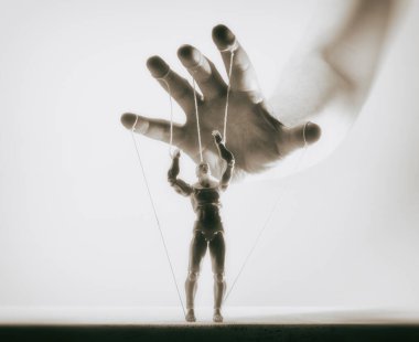 Kontrol kavramı. Marionette insan elinde. Siyah ve beyaz resim.