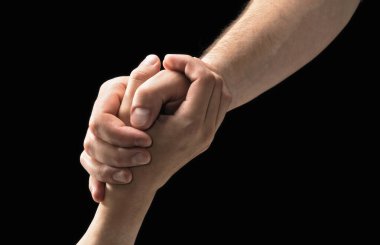 Bir insanın eli başka bir insanı kurtarıyor. Kurtuluş kavramı, donörlük, yardım eli. Resim.