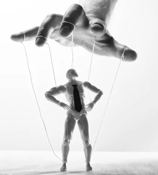 控制的概念 Marionette在人类手里 黑白图像 — 图库照片