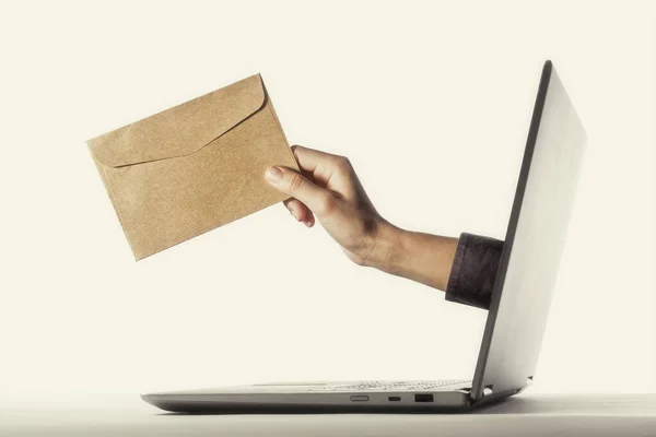 Menselijke Hand Met Enveloppe Steekt Uit Een Laptopscherm Concept Van — Stockfoto