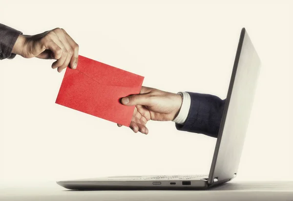 Mão Humana Com Envelope Fica Fora Uma Tela Laptop Conceito — Fotografia de Stock