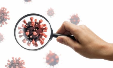Kadının eli, büyüteci Coronavirus COVID-19 'a odaklıyor..