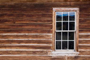 Tarihi ahşap ev ahşap pencere çerçeveli