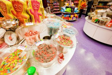 Bir şekerci dükkânı içinde renkli şeker görüntüleme