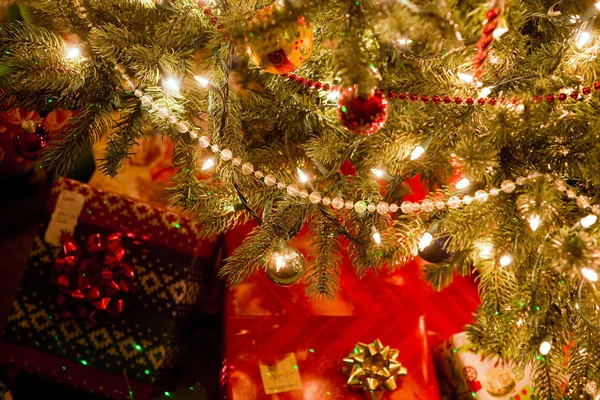 Regalos bajo un árbol de Navidad decorado — Foto de Stock