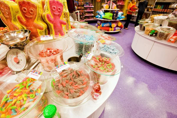 Bir şekerci dükkânı içinde renkli şeker görüntüleme